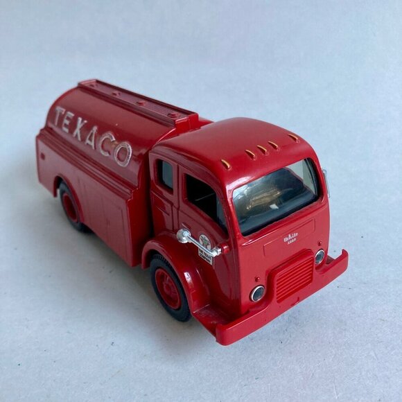Vintage Ertl Texaco 1949 White Tilt Cab Tank Truck Coin Bank w/ KEY! - Picture 3 of 6
